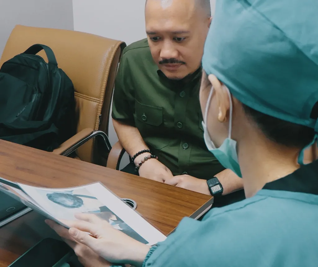 Pasien Konsultasi dengan Dokter tentang Transplantasi Jenggot